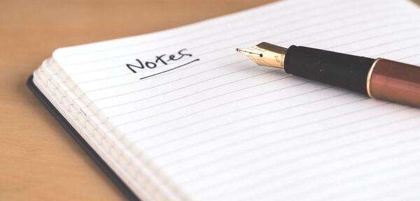 Ανοιχτό σημειωματάριο με μολύβι σε φωτεινό λευκό γραφείο